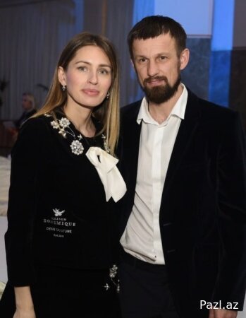 Она нахмурила свой узенький лобок