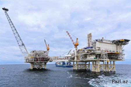 Сколько газа добывается на месторождении "Шахдениз"?